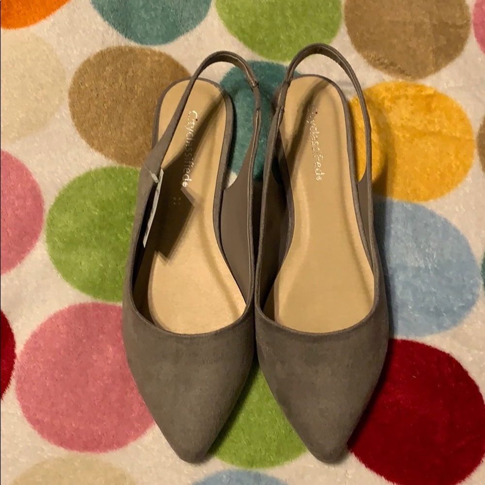 Women’s Size 9 Flats- City Classified